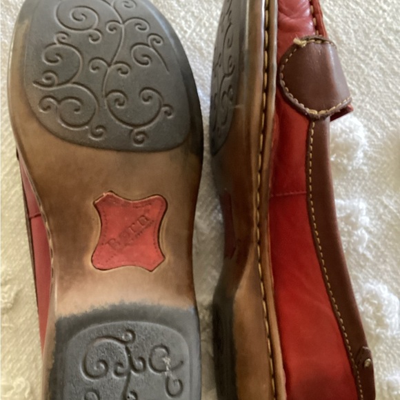 Born Two Tone Red/ Brown Leather Loafers Women's size 9
BT-1 - Picture 4 of 6